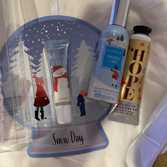 Beautiful Santa gift bag with items - Picture 4 of 5